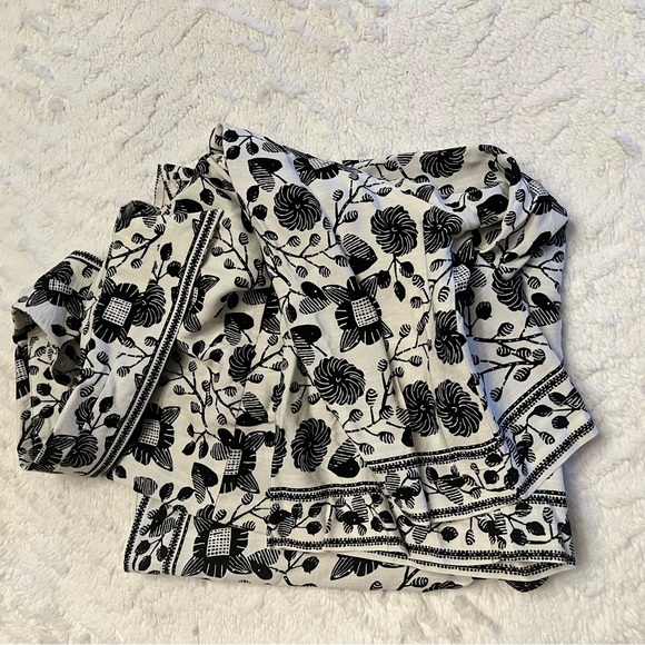 Max Studio Black & White print button up blouse. Women small. - Picture 8 of 8